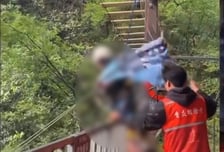 "벨트 덜 조여졌다" 외쳤는데…'절벽 그네' 타던 관광객 추락사