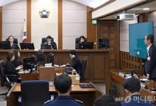 굳은 얼굴 한덕수 '큰 한숨'...'내란 중요임무' 징역 23년→15년
