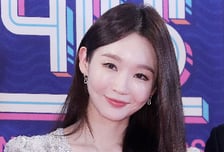 "혼자 여행 맞아?" 브이로그 조작 의혹에…강민경, 직접 입 열었다