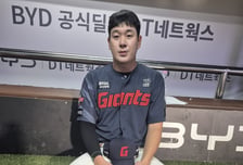홈런 치고도 고개 숙인 나승엽 "응원가 불러주시니 울컥, 아직도 계속 죄송"