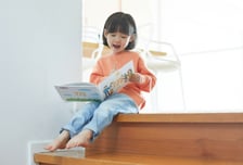 집에서 종이책 읽는 아이, 문해력·수리력 높다…부모 역할도 중요
