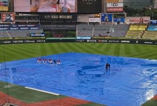 '인천에 비 그쳤다' 그라운드 정비 시작, 부상 우려 걱정에도 "정시 개시 가능" [인천 현장]