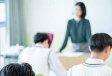 여교사 신체 움켜쥔 남학생 제지하자…학부모 "아동학대" 신고