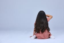 엄마 고문에 숨지는 오빠, 여동생이 지켜봤다…친딸 학대 혐의 실형
