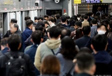 서울 중년 5명 중 1명 '싱글'…돈 많을수록 "행복하고 덜 외롭다"