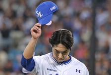 '징크스보다 소중한 동생들' 원태인이 모자에 새긴 '1번'→이호성·문동주 쾌유 기원 "마음에 품고 던졌다"