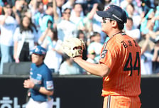 '사구·안타·볼넷' 김서현 또 무너졌다...7점차 리드에도 '0아웃 4실점'