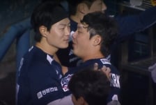 '두산 동료애 감동이네' 수비 실수 박지훈에 박치국·박찬호 "네 덕분에 이기고 있다" 따뜻한 격려