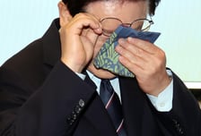 "숭고한 희생 기억" 李 대통령, 눈물…순직 소방관 부모님 가슴엔 '꽃'