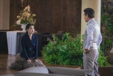 '21세기 대군부인' 아이유, 변우석 위해서라면...무릎 꿇고 눈물