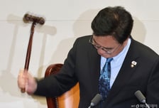 국회의장 눈물과 함께 멈춘 개헌 도전, "국힘이 대국민 약속 걷어차" 맹비난