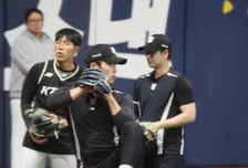 [포토]'마무리도 워밍업은 일찌감치' 박영현