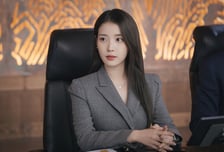 '21세기 대군부인' 아이유, 변우석 지키려 모든 비난 떠안는다