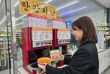 한강라면? 이제 '한강 떡볶이'로 즐긴다…CU서 누적 판매량 3만개 돌파