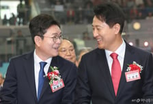 鄭·吳 주말 공약 대결…"유기동물 입양비 지원"vs"교통혁신 5종세트"