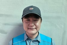 "길 위에 뭐지?" 달려간 집배원...피 흘리며 쓰러진 노인 구했다[오따뉴]