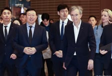 K명품시장 점검 나선 루이비통…잠실 롯데선 신동빈·신유열 동행