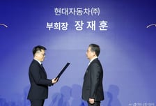 [사진]금탑산업훈장 수여받는 장재훈 현대차그룹 부회장