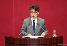 與 "법인세 국민 위해 쓰자는 靑 국민배당금 당연, 사회주의 색깔론이 웬 말"