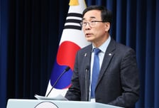 전성환 靑 수석, 광주 여고생 피습 사건 유가족 위로 방문