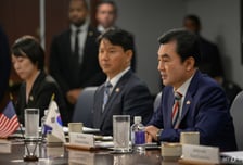안규백 "'호르무즈 단계적 기여' 美에 전달"…전작권 시기 일부 이견