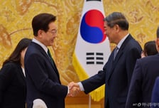 [속보]이재명 대통령, 中 허리펑 만나 "시진핑 주석에 각별한 안부 전해 달라"