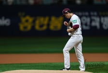 '친정팀 한화 최악투' 배동현 돌연 2군행, 사령탑 "너무 욕심낸 것 같다, 2군행은 예정됐던 것" [고척 현장]