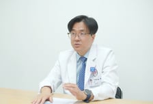 "일본서 3.6만명 사망…새 변이 퍼져 여름 대유행 온다" 의사 경고
