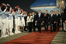 베이징 도착한 트럼프…중국 부주석이 공항 영접