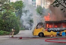 어린이집 버스서 불길 '활활'…공동주택 주차장서 다급한 신고