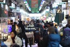 바가지 없고, 카드 환영…'확 바뀌는' 전통시장, K관광 거점으로