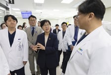 전남 지역 모자의료센터 한 곳뿐…정은경 장관, 현장서 '분만 해법' 모색