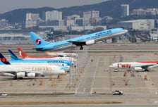 '고점' 찍은 국제선 유류할증료 떨어질 듯..항공권 가격은?