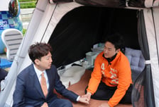 'TV 토론 배제' 7일 단식 정이한 병원 이송…이준석 "의자 하나 어렵나"