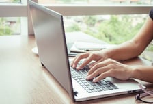 아이돌 소재로 '동성애' 팬픽 쓴 여성의 최후…18개월 강제노동형