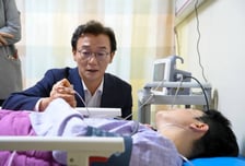 전재수, 정이한 손 잡고 위로…"토론 기회 있도록 방송사 요청"