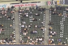 "매진인데" 사람은 없고, 바닥엔 쓰레기...야구 단체 관람 매너 논란