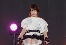 "매일 앉아있어서 편하지?"...휠체어 탄 아이돌에 도 넘은 악플