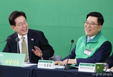 "시계를 요래 딱" "업, 면, 동!" 새마을회 사로잡은 李 대통령
