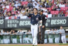 '떡까지 돌렸는데' 80억 FA 잔인했던 '무안타→무안타→무안타' 첫 친정 나들이, 사령탑 "뭔가를 막 하려고..."