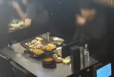 안 잡나? 못 잡나?...담배 피우며 '슬금슬금' 고깃집 먹튀한 남성
