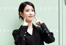 "김밥 한 알 30분 씹어"…44㎏ 아이유, 놀라운 식습관 [셀럽웰빙]