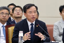 "휴대폰, 더 친절히 팔아주세요"…김종철 방미통위원장, 직접 현장 찾았다