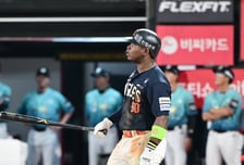 '마지막 등판' 쿠싱 1이닝 1실점 진땀 SV, 문현빈-페라자 홈런 앞세운 한화, KT 5-3 꺾고 2연승 [수원 현장리뷰]