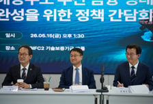 출렁이는 부산 표심...與, 전재수 '동남권투자공사' 공약에 힘 싣기