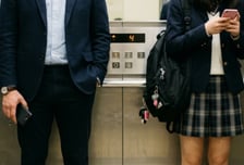버스서 처음 본 여고생 따라가 엘리베이터서 팔꿈치 만진 30대