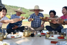 대구 찾은 李 대통령, 직접 이양기 끌며 모내기..."멀리 봤어야 됐는데"