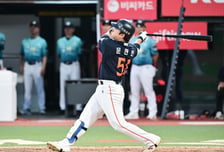 '와' 한화 팀 내 홈런 1위 또.또.또 한 명 늘었다! 문현빈, 6일 만에 125m 역전 투런포 '시즌 8호' [수원 현장]