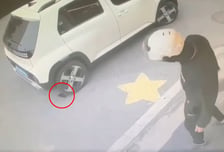 차 뒷바퀴에 핸드폰 '뚝'...모르고 후진하다 밟았는데 "물어내라"