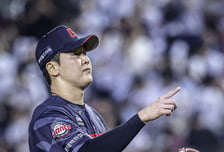 '와' 김태형 감독 극찬 보소 "지금이 최고 좋은 것 같다, 평균 구속 150㎞↑ 계속 나와" 전율의 5아웃 퍼펙트 뒷이야기 [잠실 현장]